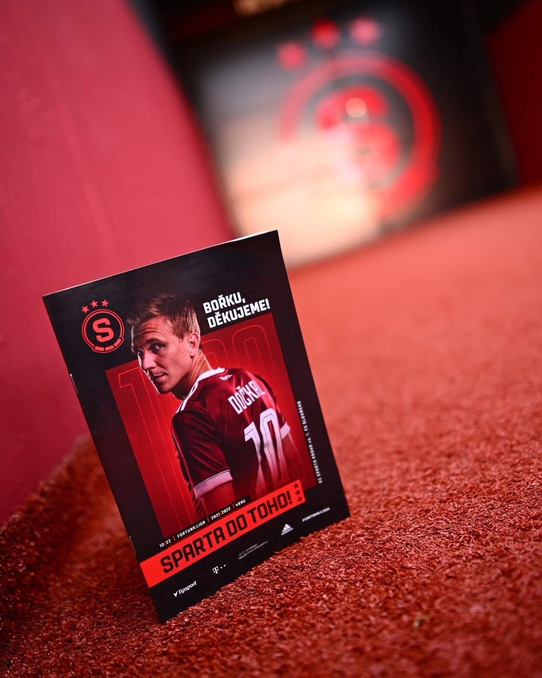 ? SPARTA DO TOHO! | ©️ Kapitán Bořek Dočkal se loučí a v magazínu najdete jeho sparťanské milníky! Dále pak ?️ rozhovor s Milanem Hečou, ⚔️ představení soupeře a připomeneme vám ? Zdeňka Svobodu i Petra Vrabce, kteří brzy oslaví životní jubileum. #acsparta